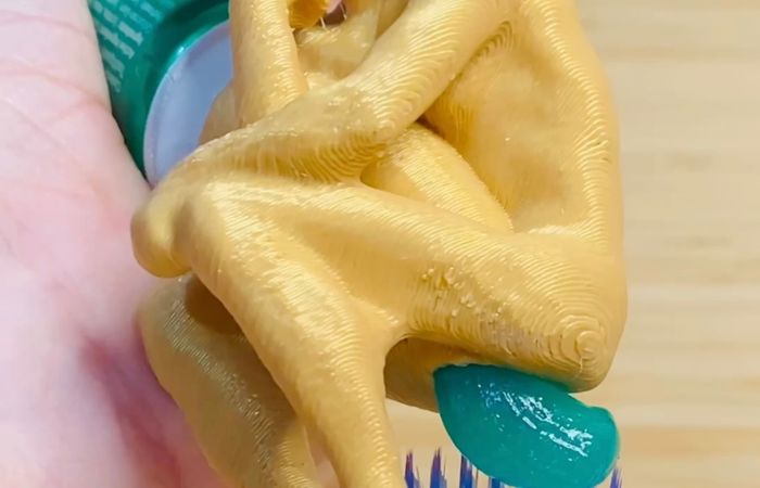 Toothpaste topper