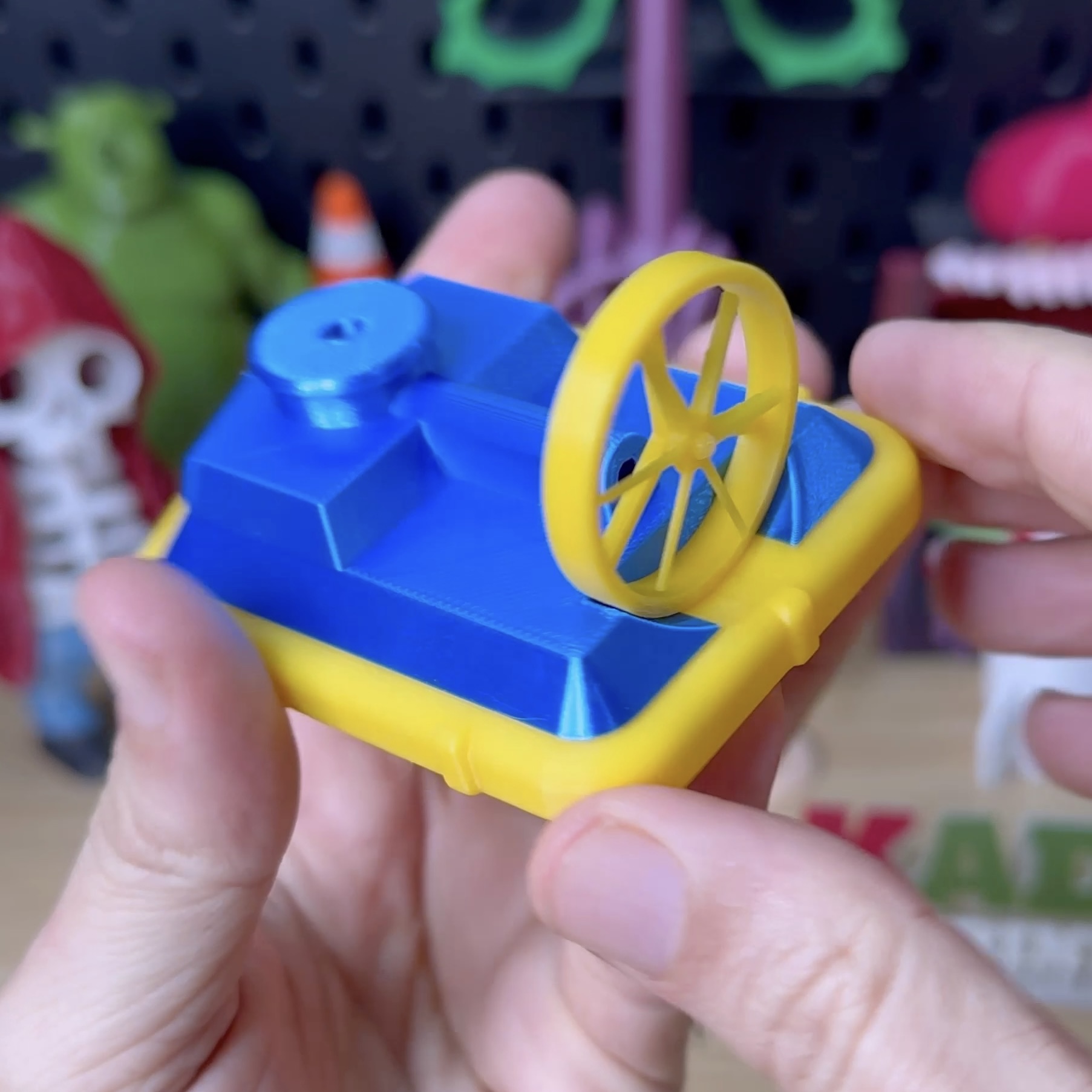 3D Printed Balloon Hovercraft + thrust & spinning propeller