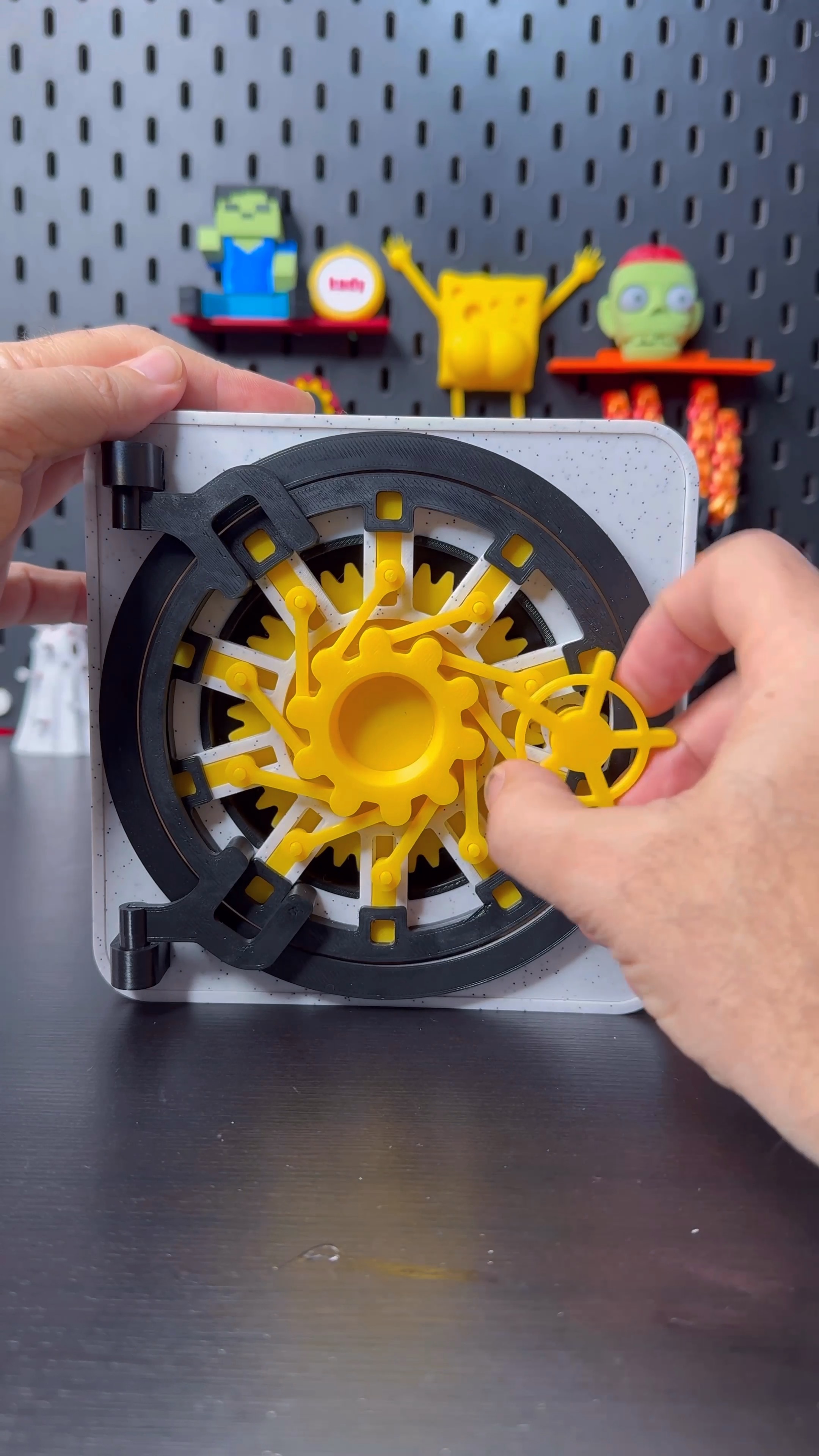 3D Printed Mini Mechanical Vault — Fully Functional